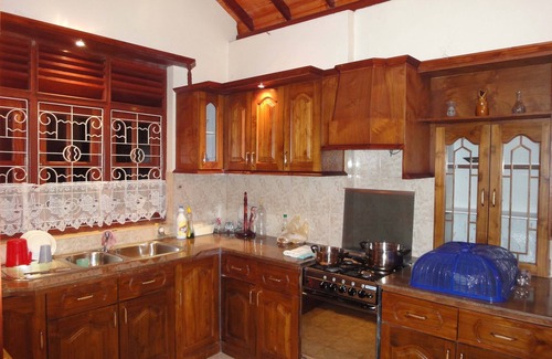 Negombo House | Convenient Stay at Lidwins Inn, Close to the Airport