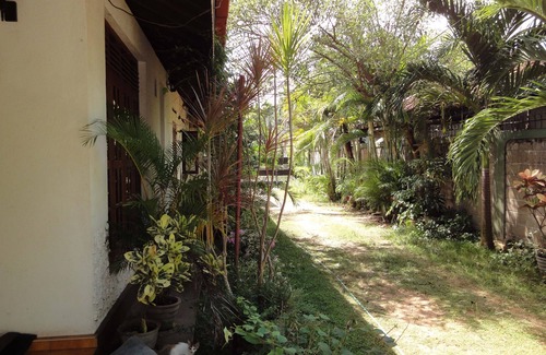 Negombo House | Convenient Stay at Lidwins Inn, Close to the Airport
