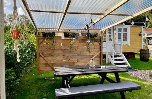 Luttelgeest House | Cozy Pipowagen with Hot Tub and Movie Projector Awaits