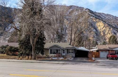 Glenwood Springs House | Grand Experience Awaits! Renovated with Spa and Hot Tub
