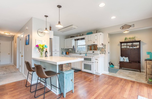 Locust Grove House | Enchanted Lakefront Retreat with Kayaks & Pool Access