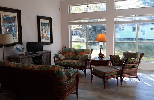El Lago House | Experience Daydream Cottage: Beach Access and Family Fun