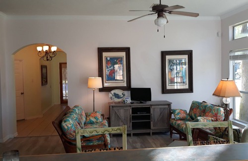 El Lago House | Experience Daydream Cottage: Beach Access and Family Fun