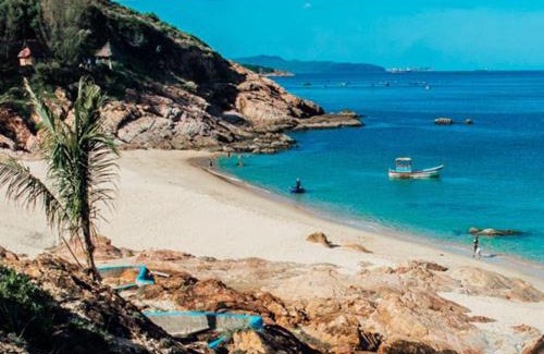 Quy Nhon House | Beachfront Bliss: Rated 9.3 with Pool and Ocean Views