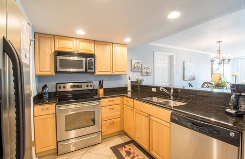 Biloxi Condo | Beachfront Bliss: Enjoy Ocean Views and Poolside Relaxation