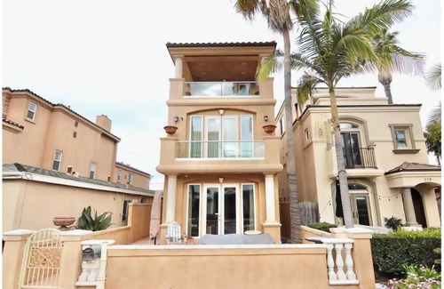 Santa Ana Heights House | Oceanfront Bliss at Life’s a Beach House: Rated 10/10