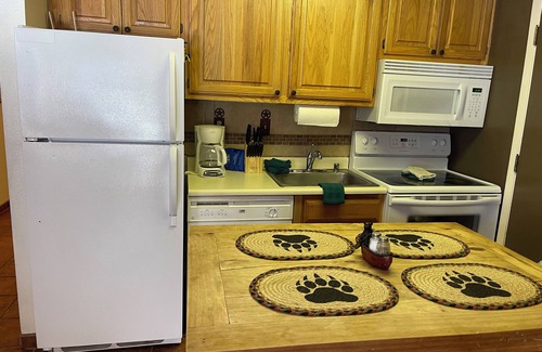 Red River Apartment | Cozy Lifts West 208: Perfect for Families with Pool Access