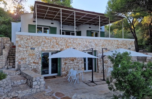Castro Marina Villa | Discover Lifunni: Clif Villa with Pool & Sea Access