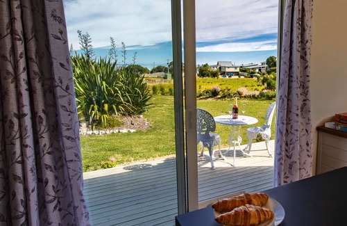 Tata Beach House | Ligar Bay Cottage - Ligar Bay Holiday Home