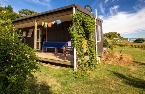Tata Beach House | Ligar Bay Cottage - Ligar Bay Holiday Home