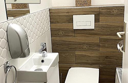Heviz Apartment | Top-Rated Liget Hévíz Apartman: Family-Friendly Retreat