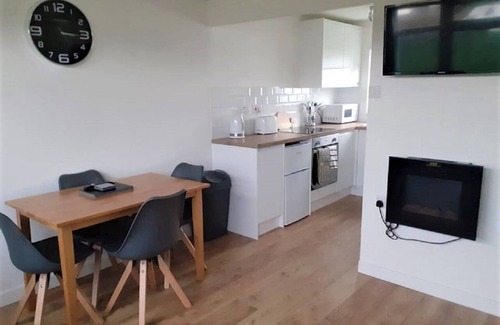 Great Yarmouth Ski Chalet | Bright Chalet Steps from Beach with Pool & Family Amenities