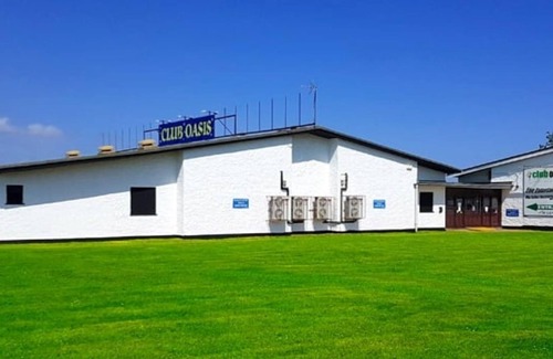 Great Yarmouth Ski Chalet | Bright Chalet Steps from Beach with Pool & Family Amenities