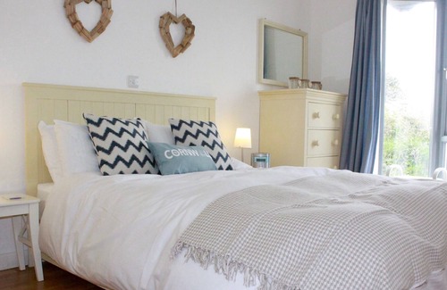 St. Ewe Cottage | Light Airy Modern Cottage: comfortable interior, village centre, great local pub