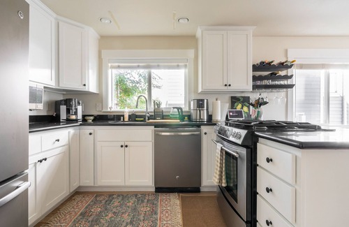 Fremont House | Bright Townhome with Work Den & Child-Friendly Amenities