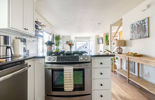 Fremont House | Bright Townhome with Work Den & Child-Friendly Amenities