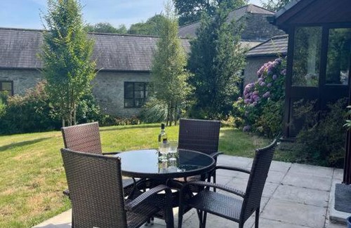South Brent House | Bright Two-Bed Lodge in Devon Countryside - Family Friendly