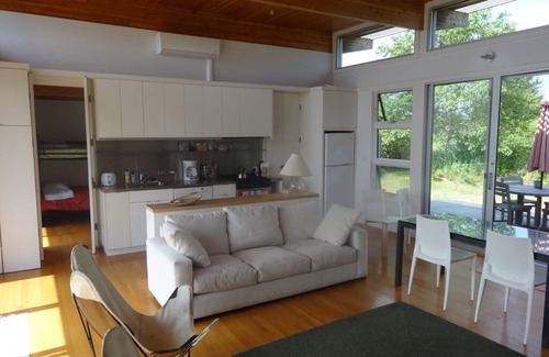 Chilmark House | Modern Holiday Cottage with Private Beach Access and Kitchen