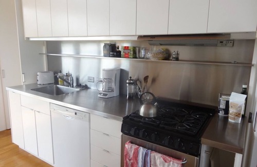 Chilmark House | Modern Holiday Cottage with Private Beach Access and Kitchen