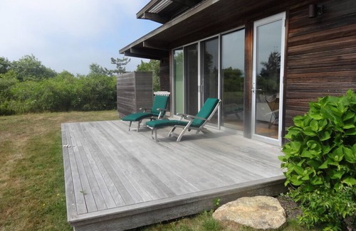 Chilmark House | Modern Holiday Cottage with Private Beach Access and Kitchen