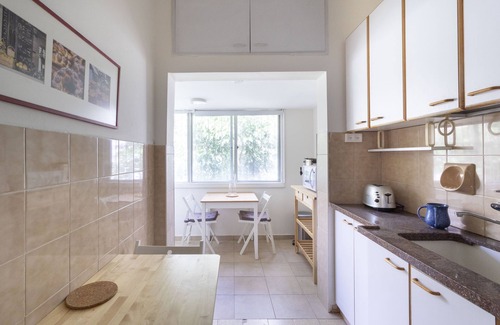 Meqor Hayyim Apartment | Bright 2 Bedroom Retreat in Old Katamon with Balconies