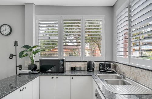 Manly Apartment | Light and Bright, Little Manly Aircon Ground Floor
