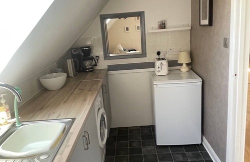 Totland Bay Apartment | Bright and Airy Apartment in Totland Near The Needles