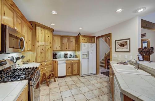Peak 8 House | Bright and Peaceful Retreat with Spa & Hot Tub Amenities