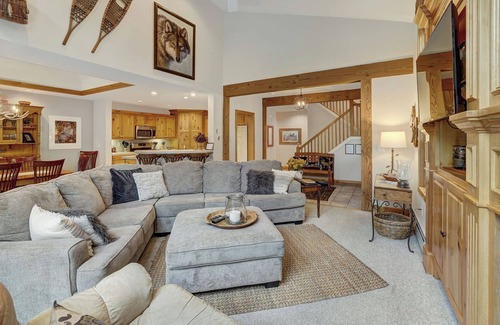 Peak 8 House | Bright and Peaceful Retreat with Spa & Hot Tub Amenities