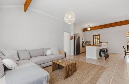 Dawesville House | Bright Pet-Friendly Beachside Retreat in Old Dawesville