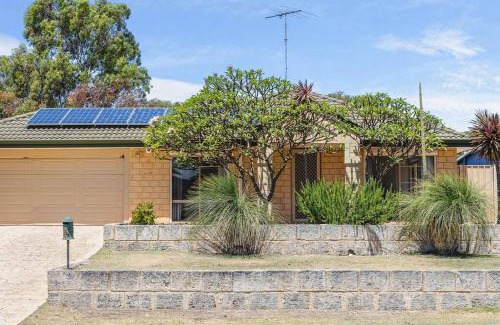 Dawesville House | Bright Pet-Friendly Beachside Retreat in Old Dawesville