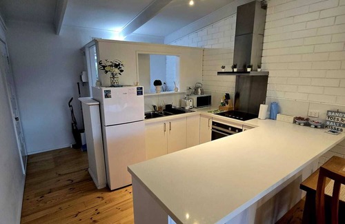 Apollo Bay House | Light-filled 2 BR beachfront unit in town, walking distance to major attractions