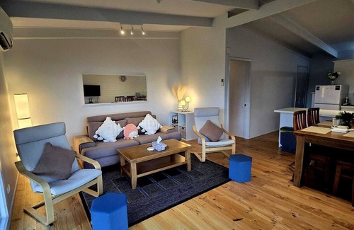 Apollo Bay House | Light-filled 2 BR beachfront unit in town, walking distance to major attractions