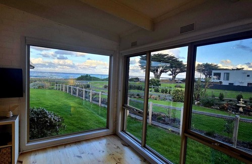 Apollo Bay House | Light-filled 2 BR beachfront unit in town, walking distance to major attractions