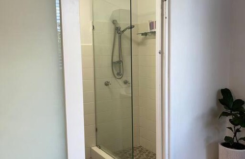 Dee Why Apartment | Bright Apartment Steps from Transport and the Beach
