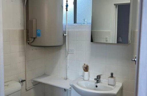 Dee Why Apartment | Bright Apartment Steps from Transport and the Beach