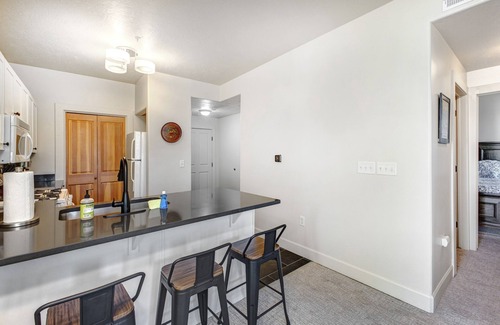 Kimball Junction Condo | Bright Condo with Heated Pool & Hot Tub, Steps to Skiing