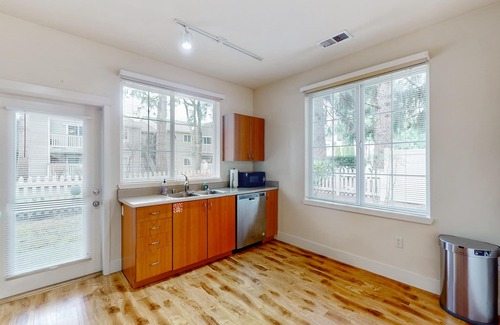 Education Hill House | Bright Corner Townhome with Home Office & Pool Access