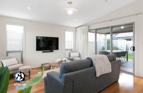 Victor Harbor House | Modern 3BR Holiday Home with Pet and Child-Friendly Amenities