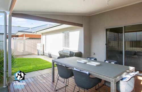 Victor Harbor House | Modern 3BR Holiday Home with Pet and Child-Friendly Amenities