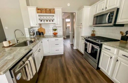 College Station House | Bright and Inviting House Steps from Texas A&M