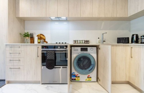 Sydenham House | Light-Filled Studio Close to South City Mall
