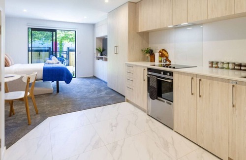 Sydenham House | Light-Filled Studio Close to South City Mall