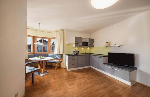 Caldaro Sulla Strada del Vino Apartment | Bright "Stompferhof Erkerwohnung" in Caldaro with Pool & Garden