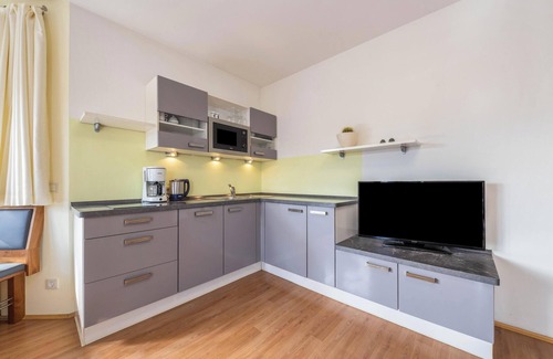 Caldaro Sulla Strada del Vino Apartment | Bright "Stompferhof Erkerwohnung" in Caldaro with Pool & Garden