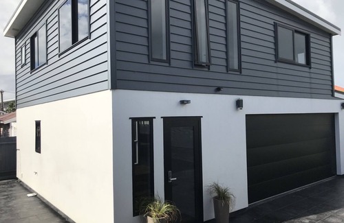 Kilbirnie Apartment | Bright and Modern Hotel with Pool & Ocean View