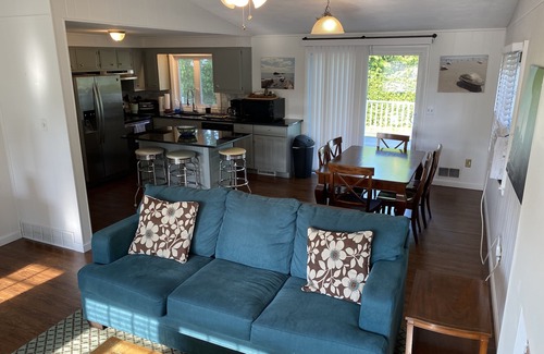 Bonnet Shores House | Inviting Family Beach House Steps from Kelly Beach
