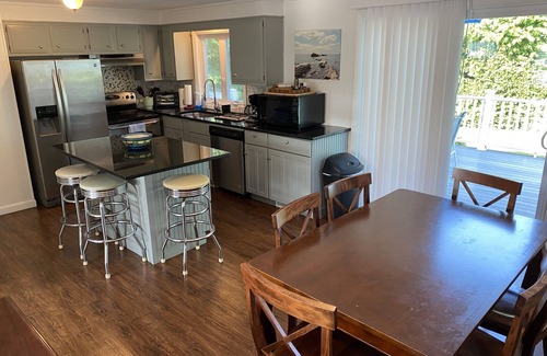 Bonnet Shores House | Inviting Family Beach House Steps from Kelly Beach