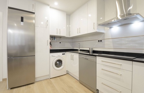Plaza de Toros-Doctores-San Lazaro Apartment | Ideal Getaway at Lightbooking Materno Granada with Spa & Kitchen