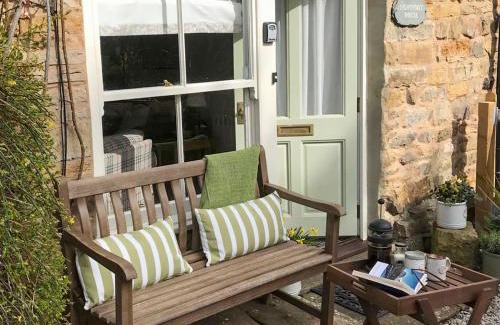 Redmire House | Elegant Lightfoot House: Pet and Child-Friendly Retreat